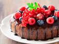 Шоколадный пирог с ягодами