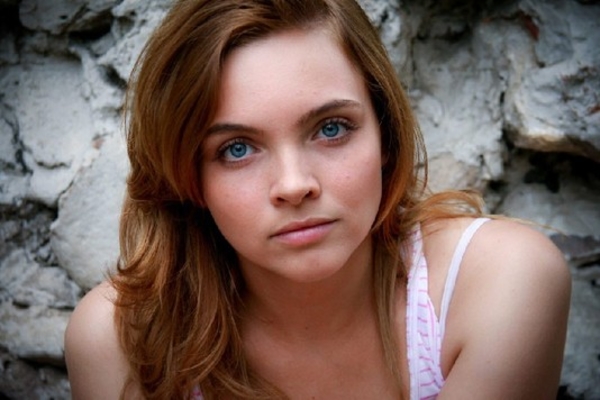 Звезда сериала Восьмидесятые стала мамой