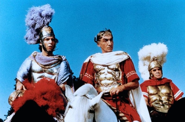 Скончался актер, сыгравший Цезаря в фильме про Астерикса