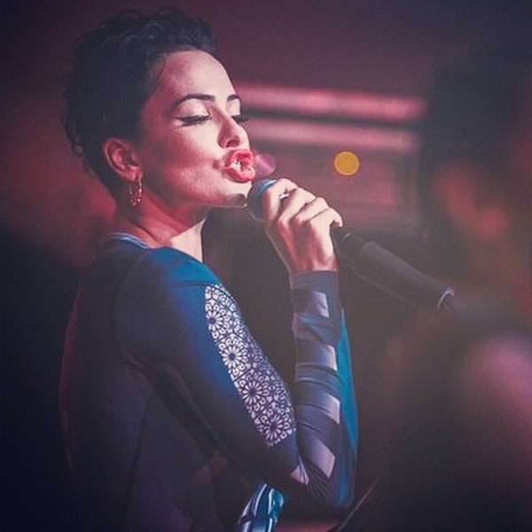 Даша Астафьева соблазнила фотографа на сцене