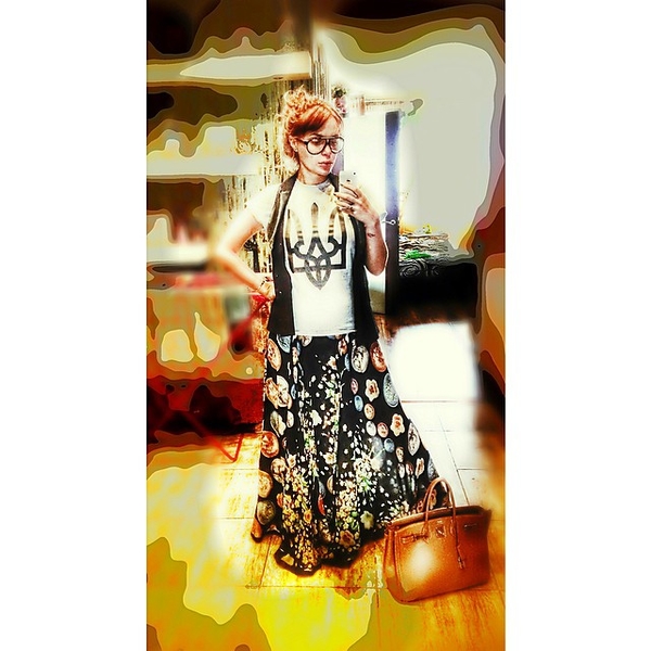 Слава из НеАнгелов и ее муж носят патриотические футболки