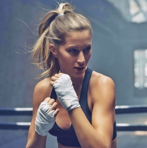 Жизель Бундхен показала подтянутое тело в рекламе спортивной одежды