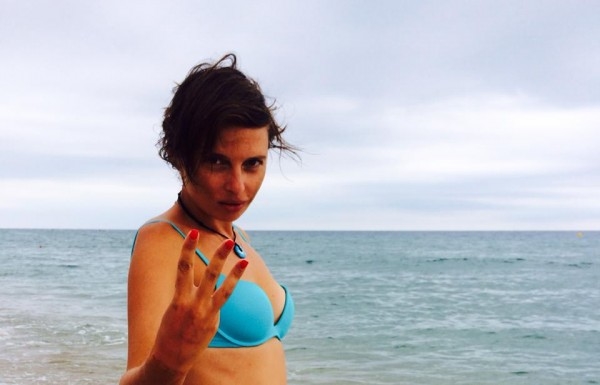 Ирэна Карпа устроила фотосессию в патриотичном бикини