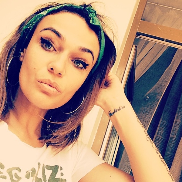 Алена Водонаева похвасталась снимком в откровенном мини