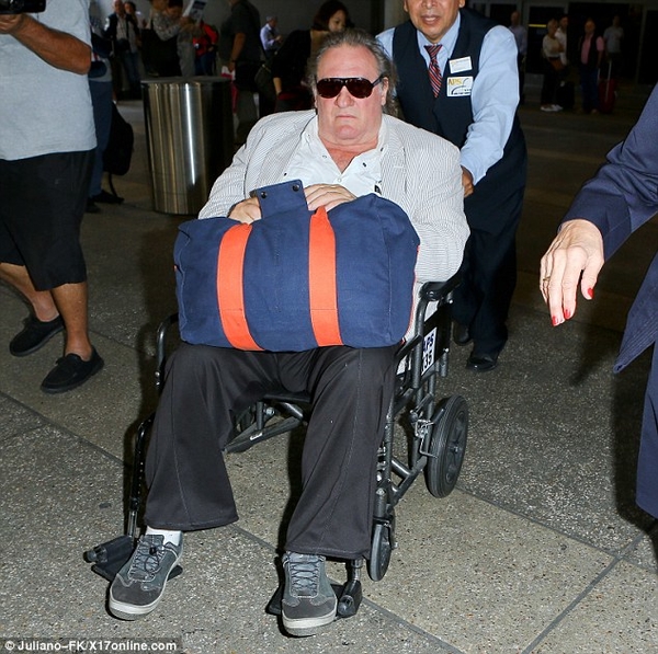 Жерар Депардье был замечен в инвалидной коляске