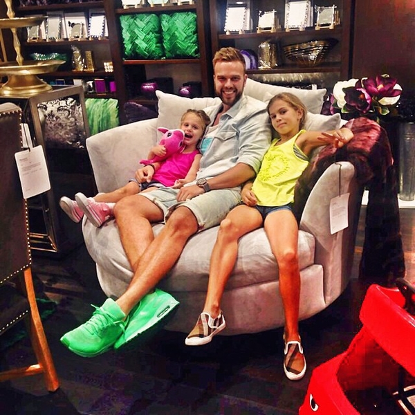 Чернявский смотрит за детьми пока Седокова отдыхает с возлюбленным