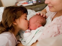 Новая жизнь: Снимки, сделанные в первые минуты после родов