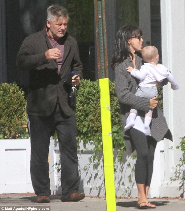Уставший Алек Болдуин вышел на прогулку с женой и ребенком