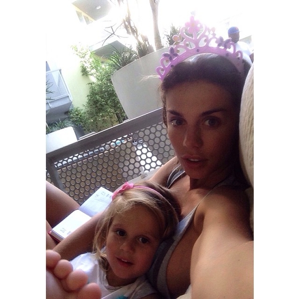 Аня Седокова показала фото с дочерью: Мона дала маме поносить корону
