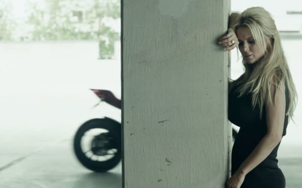 Пышногрудая Анна Семенович презентовала новый клип