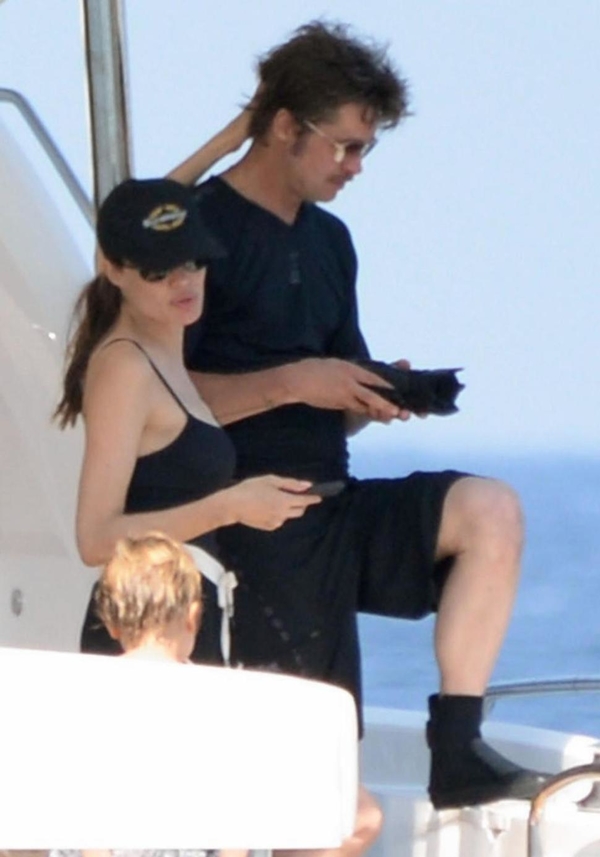 Анджелина Джоли и Брэд Питт отдыхают с детьми на Мальте