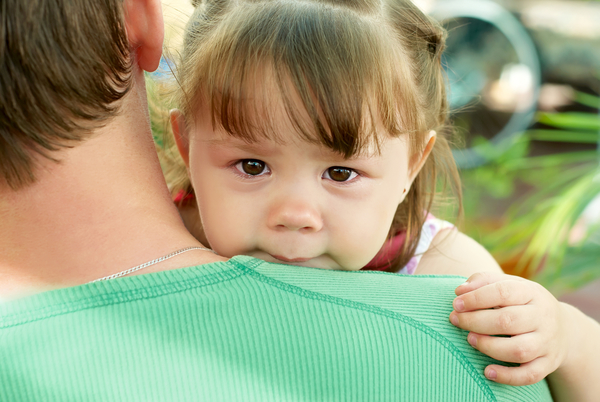 Девочка разрыдалась, потому что папа сбрил бороду