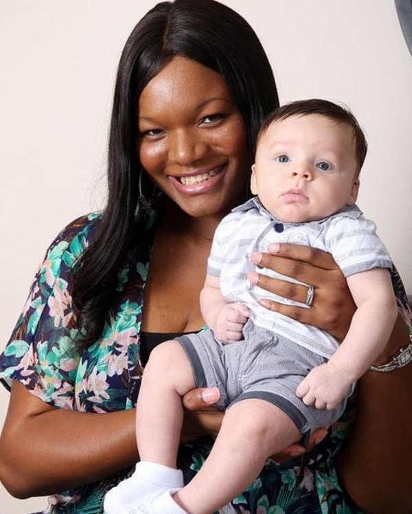 У темнокожей женщины родился белый ребенок