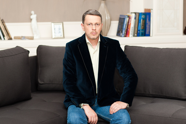 Врач об экстремальной пластике: Осиная талия и новый цвет глаз