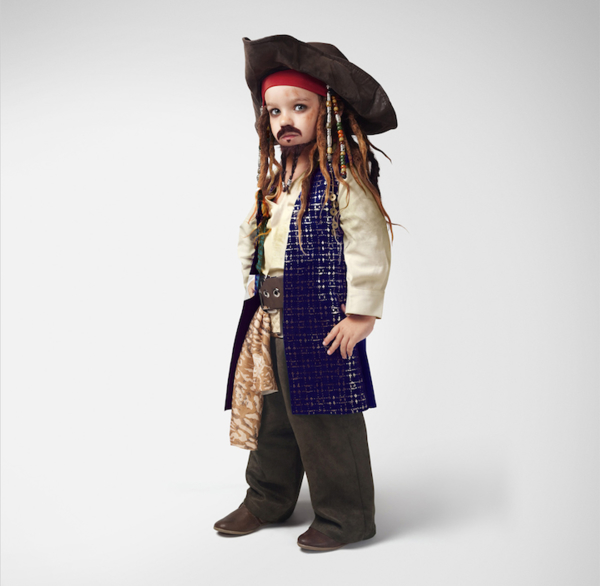 Дети в образах киногероев рекламируют новый кинотеатр