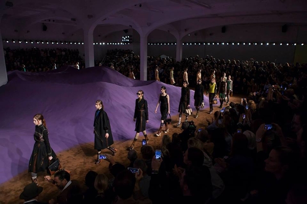 Лиловые дюны: 150 тонн песка украсили показ Prada