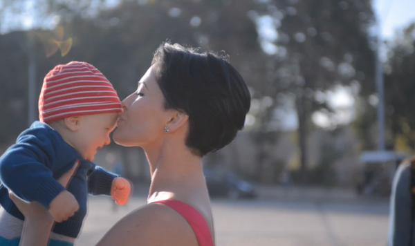 Даша Астафьева целовалась с прохожими во имя мира