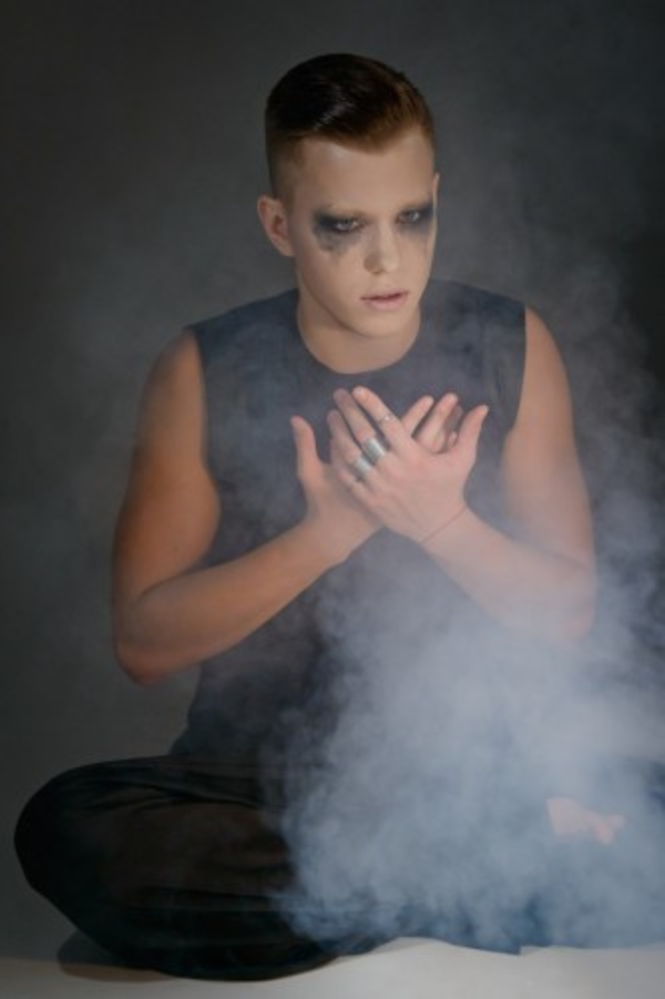 Влад Курасов в новом клипе примерил образ сумасшедшего