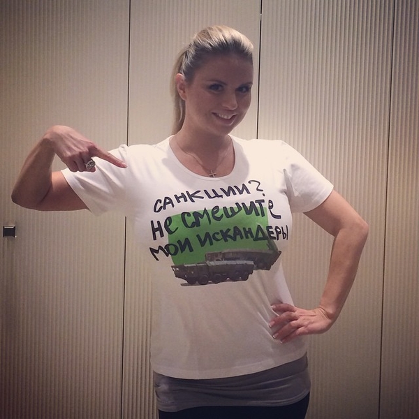 Пышногрудая Анна Семенович надела футболку с надписью о санкциях