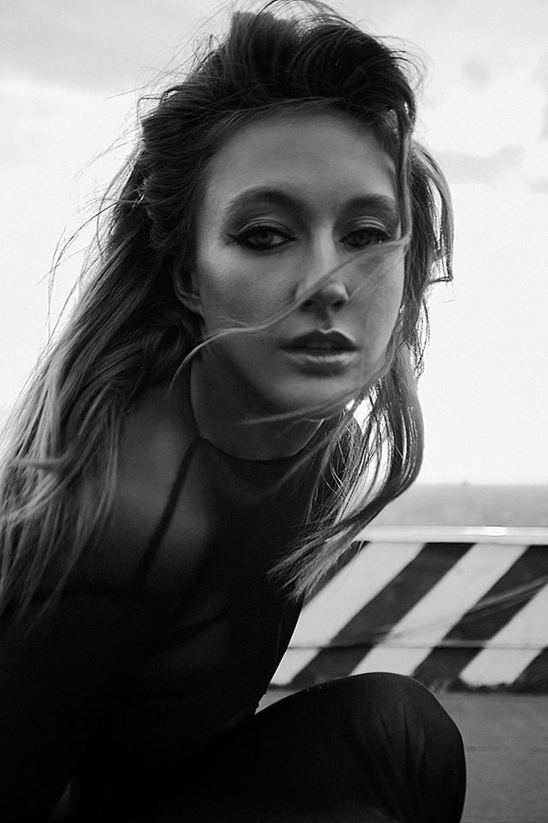 Ева Бушмина в свадебном платье позировала для нового клипа