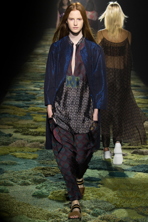 Dries Van Noten выпустил моделей на подиум из мха