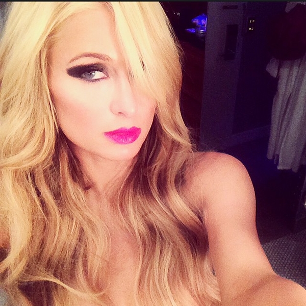 Пэрис Хилтон позировала фотографу в кожаных ботфортах и купальнике