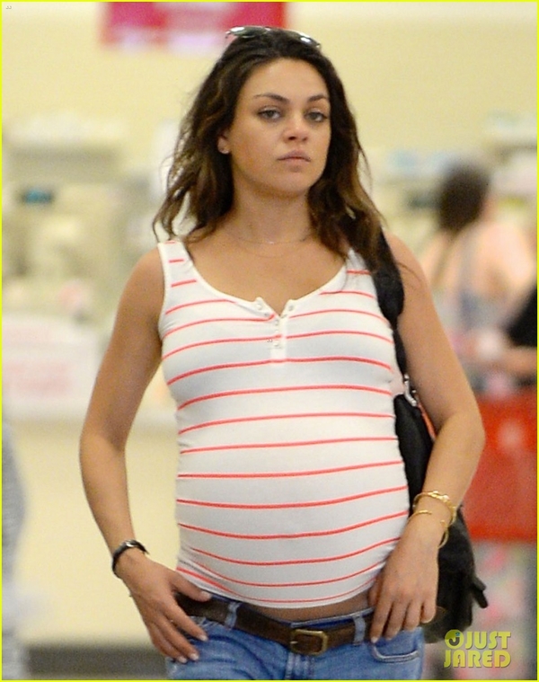 Мила Кунис на сносях ходит в магазин за покупками