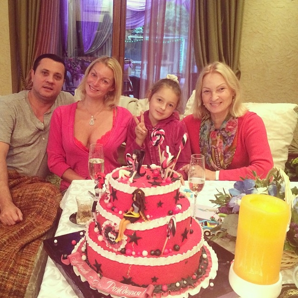 День рождения дочери Волочковой: Карета, цветы и трехэтажный торт