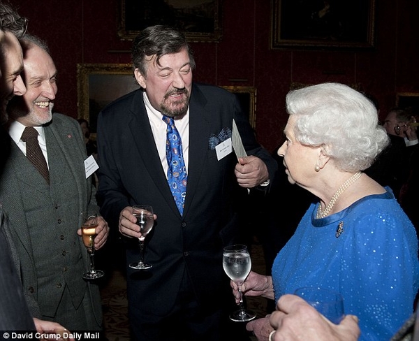 Актер Стивен Фрай признался в употреблении наркотиков в Букингемском дворце