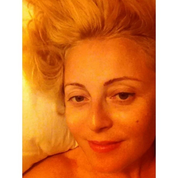 Леонид Агутин показал постельное фото Варум без макияжа