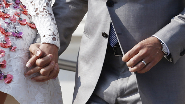 Джордж Клуни и Амаль Аламуддин впервые показали обручальные кольца