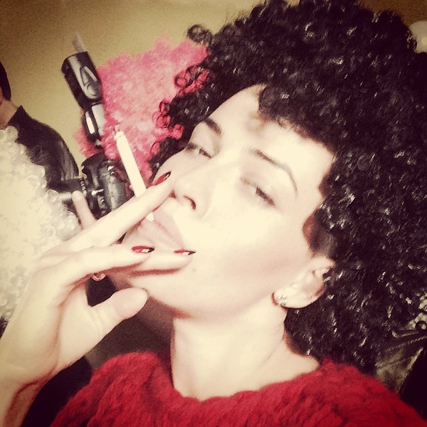 Даша Астафьева расстроила поклонников снимком с сигаретой