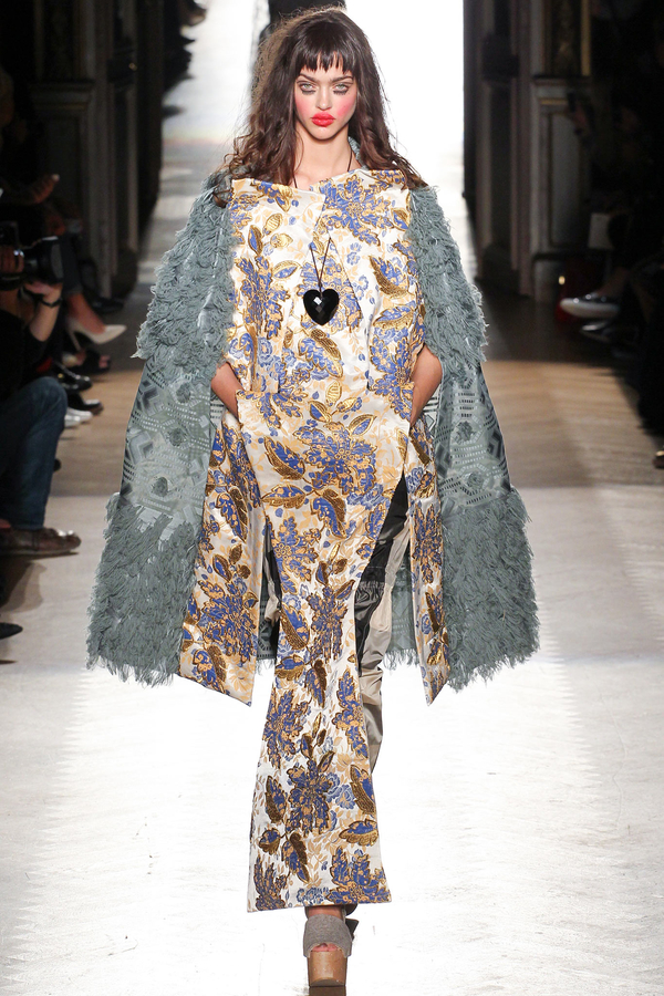 73-летняя Вивьен Вествуд представила эпатажную коллекцию в Париже