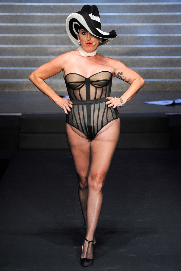 Жан Поль Готье вывел на подиум пожилых моделей и нестандартную актрису