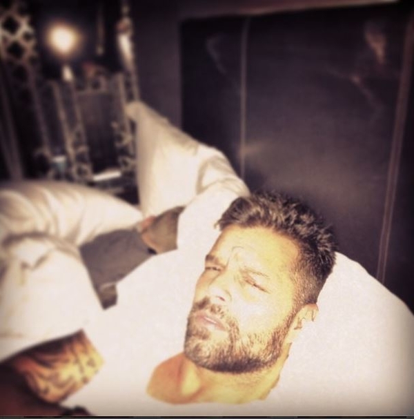 Дети певца Рики Мартина спят в его кровати