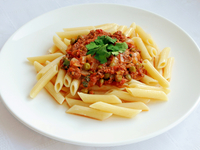 Пенне с тунцом в томатном соусе