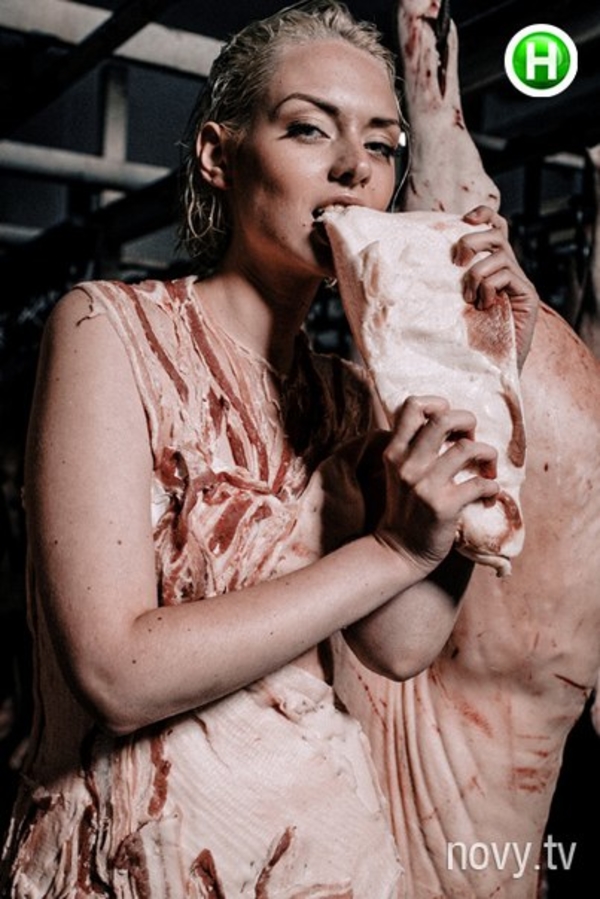 Супермодель по-украински: Фотосессия среди крови и мяса