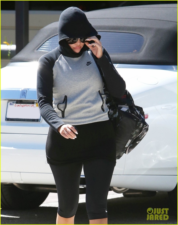 Сестра Ким Кардашян прячется от фотографов под очками и капюшоном