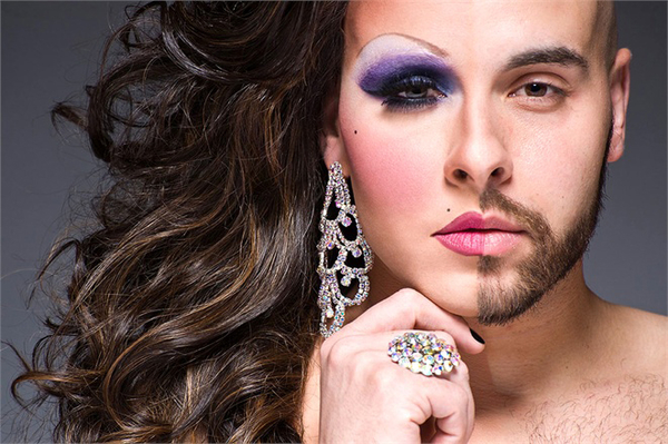 Как мужчины впервые примерили женский макияж