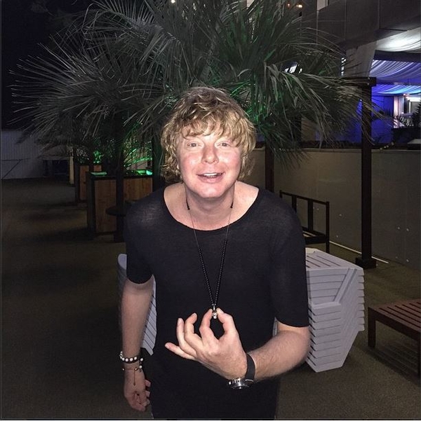 Солист группы Иванушки удивил странным фото в соцсети