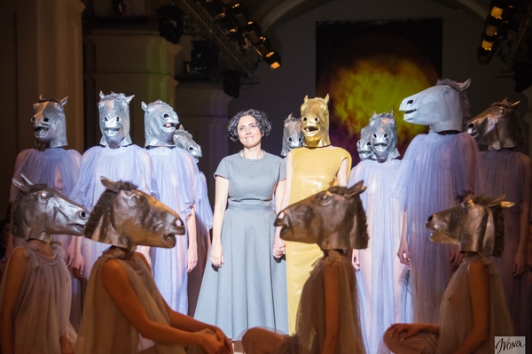 Модели в лошадиных масках закрыли показ Виктории Гресь