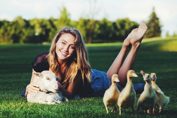 Ева Бушмина посвятила новую фотосессию защите животных