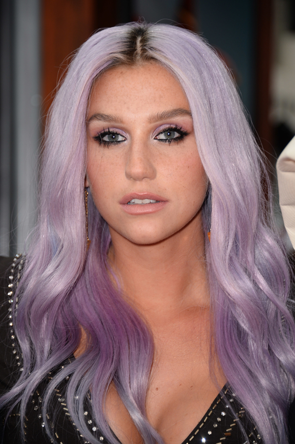 Певица Kesha обвинила своего продюсера в сексуальных домогательствах