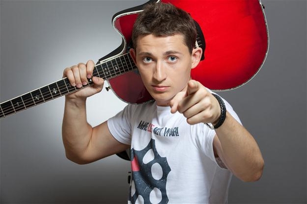 Коля Серга стал ведущим на российском канале