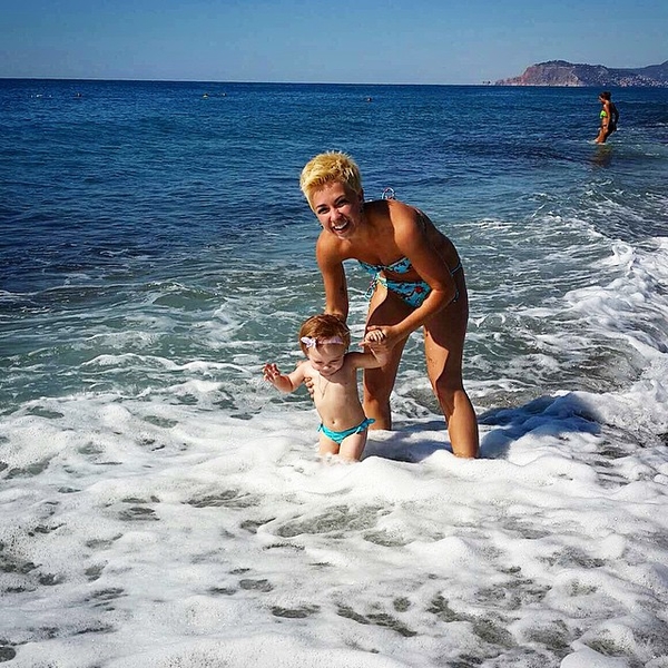 Юлия Плаксина отправилась с дочерью на море