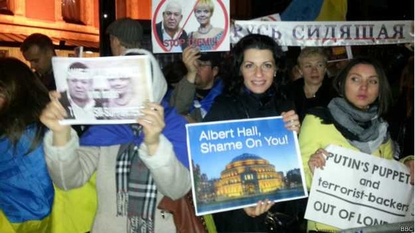 Сотни людей пикетировали концерт Валерии в Лондоне и кричали "Вата"