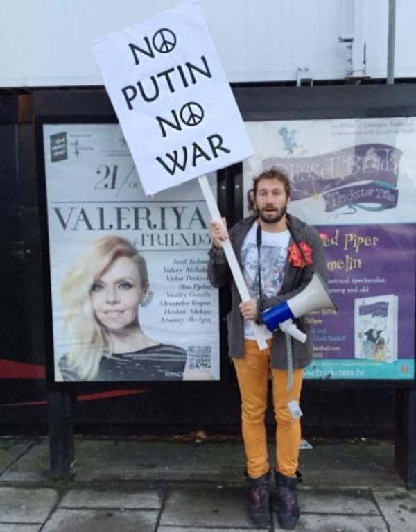 Российский миллионер Евгений Чичваркин пикетировал концерт Валерии в Лондоне