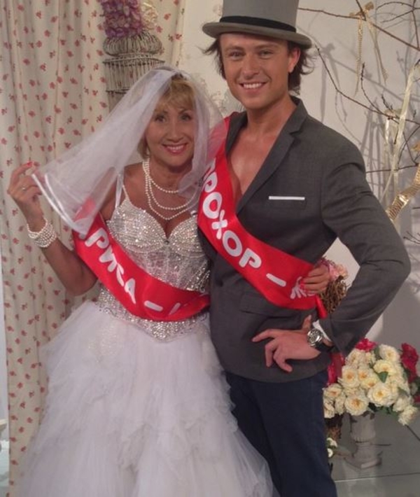 Лариса Копенкина подарила молодому супругу место на кладбище