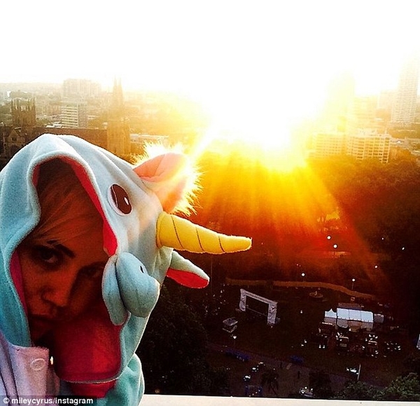 Майли Сайрус была замечена в аэропорту в костюме единорога