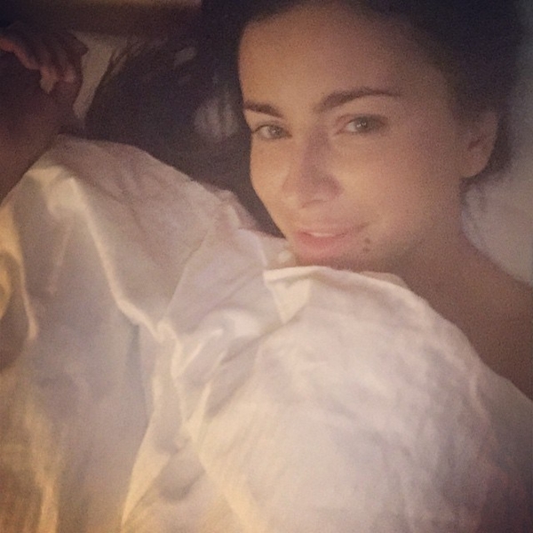 Ани Лорак показала фото в постели без макияжа
